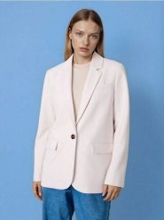 Klasyczna gładka jednorzędowa marynarka z domieszką wiskozy - kremowy. Białe marynarki i żakiety damskie Sinsay, l, bez wzorów, z wiskozy, klasyczne. Za 79.99 zł.