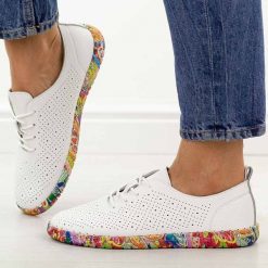 Białe skórzane półbuty damskie Sergio Leone Sp007. Białe półbuty damskie Sergio Leone, bez wzorów, z jeansu, casualowe, z okrągłym noskiem, bez obcasa, na płaskiej podeszwie. Za 209.00 zł.