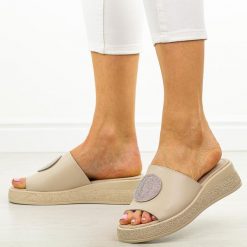 Beżowe skórzane klapki damskie na koturnie Filippo Dk6987/25. Brązowe klapki damskie Filippo, z aplikacjami, z jeansu, bez obcasa, na koturnie. Za 199.00 zł.