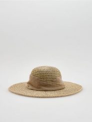 Kapelusz z paskiem - złamana biel. Kapelusze damskie Reserved, bez wzorów. Za 99.99 zł.