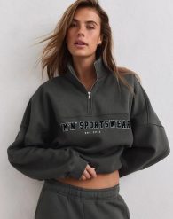 Damska bluza dresowa z półzamkiem, drapana, luźna Varsity ciemna zieleń. Zielone bluzy sportowe damskie Aim'n, s, bez wzorów, z bawełny, bez ramiączek, długie, bez kaptura. Za 347.00 zł.