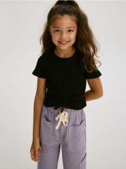 T-shirt ze ściągaczem - czarny. Czarne koszulki dziewczęce Reserved, bez wzorów, z bawełny, bez ramiączek. W wyprzedaży za 12.99 zł.