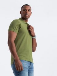 Męska koszulka polo jednokolorowa BASIC z dzianiny pique - oliwkowa V21. Zielone koszulki polo męskie Ombre Clothing, m, z aplikacjami, z bawełny, bez ramiączek. W wyprzedaży za 79.99 zł.