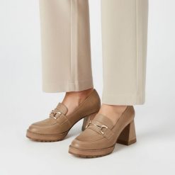 Półbuty damskie Armodo, cholewka ze skóry naturalnej stabilnym słupkowym obcasie z ozdobną klamrą i masywną podeszwą łączą elegancki styl z wygodą na. Brązowe półbuty damskie Armodo, z aplikacjami, z jeansu, biznesowe, bez obcasa, na obcasie. Za 469.00 zł.