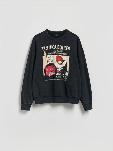 Bluza comfort fit z nadrukiem Coca-Cola - czarny. Czarne bluzy bez kaptura męskie Reserved, l, z bawełny. Za 149.99 zł.
