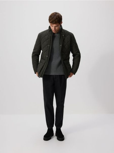 Pikowana kurtka ze stójką - ciemnozielony. Zielone kurtki męskie Reserved, l, bez wzorów, z tkaniny, bez kaptura. Za 259.99 zł.