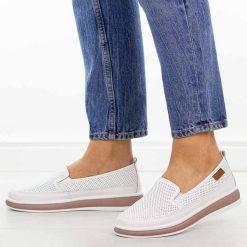Białe ażurowe skórzane półbuty damskie Cambell 87322. Białe półbuty damskie Cambell, w ażurowe wzory, z jeansu, casualowe, z okrągłym noskiem, bez obcasa, na płaskiej podeszwie. Za 219.00 zł.