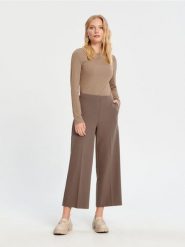 Spodnie wide leg - brązowy. Brązowe spodnie materiałowe damskie Sinsay, bez wzorów, z włókna. Za 59.99 zł.