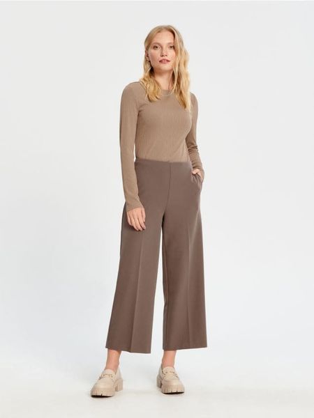 Spodnie wide leg - brązowy. Brązowe spodnie materiałowe damskie Sinsay, bez wzorów, z włókna. Za 59.99 zł.