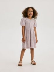 Ażurowa sukienka - lawendowy. Fioletowe sukienki dziewczęce Reserved, w ażurowe wzory, z bawełny, bez ramiączek. W wyprzedaży za 39.99 zł.