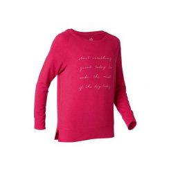 Koszulka długi rękaw Gym & Pilates 500 damska czerwona z nadrukiem. Czerwone bluzki sportowe damskie DOMYOS, xl, z bawełny, bez kołnierzyka, bez ramiączek. Za 39.99 zł.