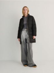 Pikowany płaszcz light padded - czarny. Czarne płaszcze damskie Reserved, l, bez wzorów, z tkaniny. W wyprzedaży za 39.99 zł.