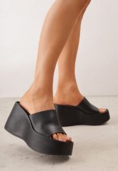 Czarne Klapki w Stylu Casual na Platformie z Koturnem Penoris. Czarne klapki damskie Born2be, bez wzorów, z jeansu, bez obcasa, na koturnie. Za 119.99 zł.