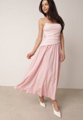 Różowa Bawełniana Sukienka Koktajlowa na Ramiączkach z Asymetryczną Górą Thelis. Czerwone sukienki damskie Born2be, na co dzień, na lato, l, bez wzorów, z bawełny, casualowe, z asymetrycznym kołnierzem, bez ramiączek, maxi, asymetryczne. Za 169.99 zł.