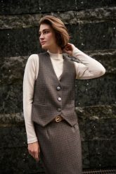Elegancka kamizelka ciemnobeżowa. Brązowe kamizelki damskie MOODO, l, z elastanu. Za 129.99 zł.