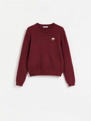 Sweter z broszką - bordowy. Czerwone swetry klasyczne damskie Reserved, l, z dzianiny, bez kołnierzyka. Za 129.99 zł.