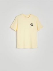 T-shirt regular z haftem - jasnożółty. Żółte t-shirty męskie Reserved, l, bez wzorów, z bawełny, bez kołnierzyka. W wyprzedaży za 49.99 zł.