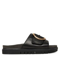 Klapki Tamaris. Czarne klapki damskie Tamaris, bez wzorów, bez obcasa. Za 299.99 zł.