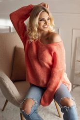 Luźny sweter z dekoltem w serek wełniany pomarańczowy. Brązowe swetry klasyczne damskie PeeKaBoo, uniwersalny, z wełny, bez kołnierzyka. Za 229.00 zł.