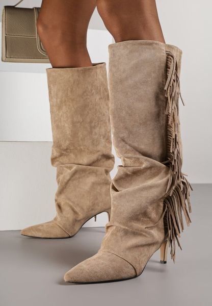 Ciemnobeżowe Kozaki z Imitacji Zamszu na Szpilce z Marszczoną Cholewką z Frędzlami Linotris. Brązowe kozaki damskie Renee, z jeansu, bez obcasa, na obcasie. Za 199.99 zł.