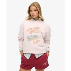 Luźny sweter z motywem pamiątkowym. Czerwone swetry klasyczne damskie Superdry., bez kołnierzyka. W wyprzedaży za 246.85 zł.