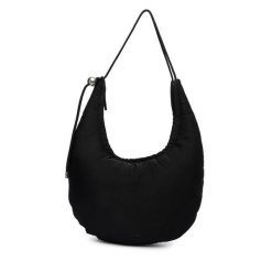 Torebka Calvin Klein. Czarne torebki klasyczne damskie CALVIN KLEIN, bez wzorów, bez dodatków. Za 529.99 zł.