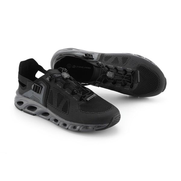Buty męskie sportowe letnie Alpine Pro Kiage. Czarne buty trekkingowe męskie Alpine Pro, na lato, z gumy, bez zapięcia, trekkingowe. Za 499.00 zł.