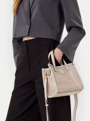 Guess Torebka Brigitta Mini HWWZ72 06770 Écru. Torebki klasyczne damskie Guess, z aplikacjami, ze skóry, bez dodatków. Za 399.99 zł.