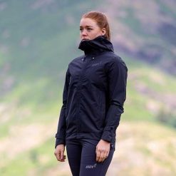 Kurtka przeciwdeszczowa damska Inov-8 Trailshell Jacket. Szare kurtki damskie Inov-8, m, bez kaptura. Za 707.99 zł.