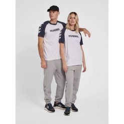 Koszulka Hummel Legacy Blocked. Białe bluzki damskie HUMMEL, bez wzorów, z bawełny, sportowe, bez kołnierzyka, bez ramiączek. Za 130.50 zł.