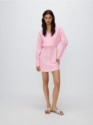 Sukienka z kopertowym dekoltem - różowy. Czerwone sukienki damskie Reserved, l, bez wzorów, z bawełny, bez kołnierzyka, bez ramiączek, dopasowane. W wyprzedaży za 49.99 zł.