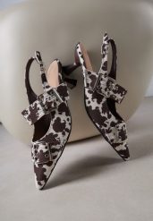Brązowe Sandały Slingback na Kaczuszce Zdobione Nitami i Klamrami Leaelia. Brązowe sandały damskie Renee, z aplikacjami, bez obcasa, na obcasie. Za 84.99 zł.