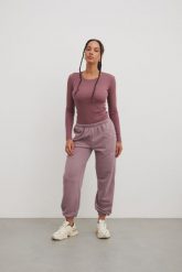 Spodnie typu jogger z HAFTEM w kolorze FOGGY DAY - NEVIS-XL. Fioletowe spodnie materiałowe damskie Marsala, bez wzorów, z bawełny, eleganckie. Za 279.90 zł.