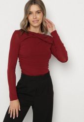 Bordowa Marszczona Bluzka z Długim Rękawem i Detalem przy Dekolcie Estellana. Czerwone bluzki damskie Born2be, m, bez wzorów, z jeansu, klasyczne, bez kołnierzyka, bez ramiączek. Za 79.99 zł.