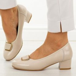 Beżowe skórzane czółenka damskie Cambell 19413. Brązowe czółenka damskie Cambell, bez wzorów, ze skóry, z okrągłym noskiem, bez obcasa, na obcasie. Za 219.00 zł.