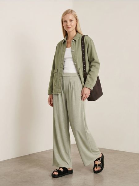 Spodnie wide leg z błyszczącą lureksową nicią - zielony. Zielone spodnie materiałowe damskie Sinsay, bez wzorów. Za 49.99 zł.