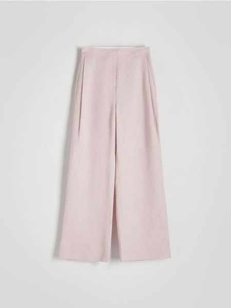 Spodnie z lnu i wiskozy - brudny róż. Czerwone spodnie materiałowe damskie Reserved, bez wzorów, z wiskozy. W wyprzedaży za 119.99 zł.