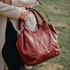 Torebka shopperka skórzana SHE S17 czerwona. Czerwone torebki klasyczne damskie SHE, bez wzorów, ze skóry, bez dodatków. Za 322.99 zł.