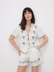 Szorty z haftem - biały. Białe szorty damskie Reserved, bez wzorów, z wiskozy. Za 159.99 zł.