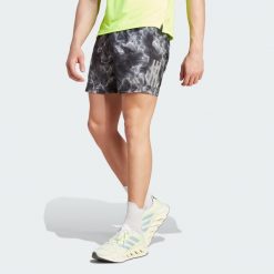 Szorty Own the Run Allover Print. Białe szorty męskie Adidas, bez kołnierzyka. Za 183.40 zł.