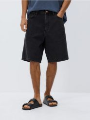 Denimowe szorty baggy - czarny. Czarne szorty męskie Reserved, z denimu, bez kołnierzyka. W wyprzedaży za 109.99 zł.