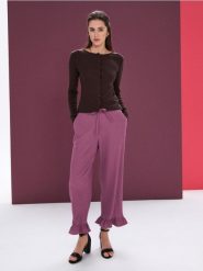 Spodnie loose z ozdobnymi falbanami - fioletowy. Fioletowe spodnie materiałowe damskie Sinsay, bez wzorów. Za 39.99 zł.