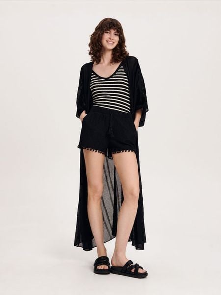 Szorty z wiązaniem - czarny. Czarne szorty damskie Reserved, bez wzorów, z bawełny. W wyprzedaży za 29.99 zł.