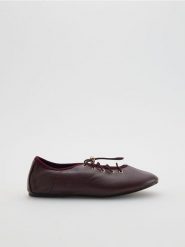 Baleriny z wiązaniem - bordowy. Czerwone baleriny damskie Reserved, bez wzorów, ze skóry, bez obcasa. W wyprzedaży za 55.99 zł.