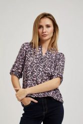 Koszula z kwiatowym printem i podwijanymi rękawami granatowa. Koszule damskie MOODO, bez wzorów, bez kołnierzyka, bez ramiączek. W wyprzedaży za 49.99 zł.