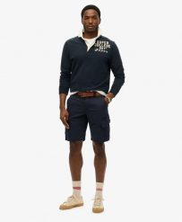 Superdry Organic Cotton Core Szorty bojówki z bawełny organicznej – Eclipse Navy. Niebieskie szorty męskie Superdry., z aplikacjami, z bawełny, klasyczne. Za 336.85 zł.