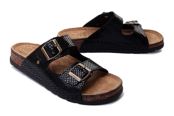 SOLO 171 czarny wąż, klapki damskie. Czarne klapki damskie Solo, bez wzorów, ze skóry, bez obcasa. Za 232.97 zł.