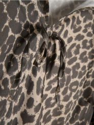 Sukienka w zwierzęcy wzór - wielobarwny. Sukienki damskie Reserved, l, bez wzorów, z bawełny, bez kołnierzyka, bez ramiączek, rozkloszowane. W wyprzedaży za 55.99 zł.