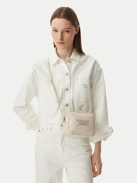 Tommy Jeans Torebka Tjw Must Camera Bag AW0AW18451 Kremowy. Białe listonoszki damskie Tommy Jeans, bez wzorów, z jeansu, bez dodatków. Za 289.99 zł.