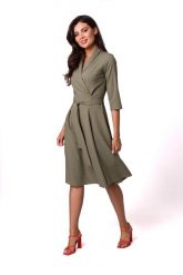 Rozkloszowana sukienka kopertowa z wiązaniem w pasie khaki. Brązowe sukienki damskie Sukienki.shop, do pracy, xxl, bez wzorów, biznesowe, bez kołnierzyka, bez ramiączek, kopertowe. Za 389.00 zł.